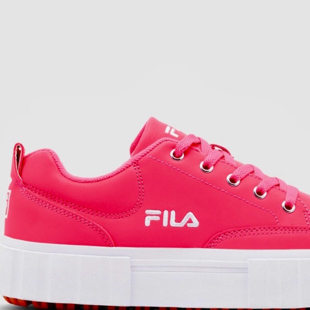 New FILA Sandblast Low Hot Pink Women’s Sneakers. Size 7.5